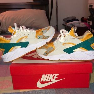 Nike Air Huarache Size 10.5.